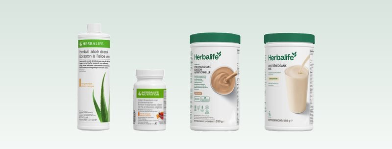 De producten uit het pakket Boost: detox kruidendrank, alo&euml; vera mango, Formula&nbsp;1-ontbijtshake